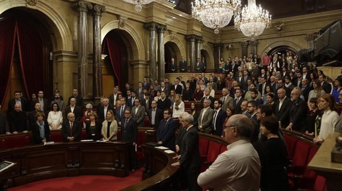 Minut de silenci al Parlament per les víctimes dels atemptats de París.