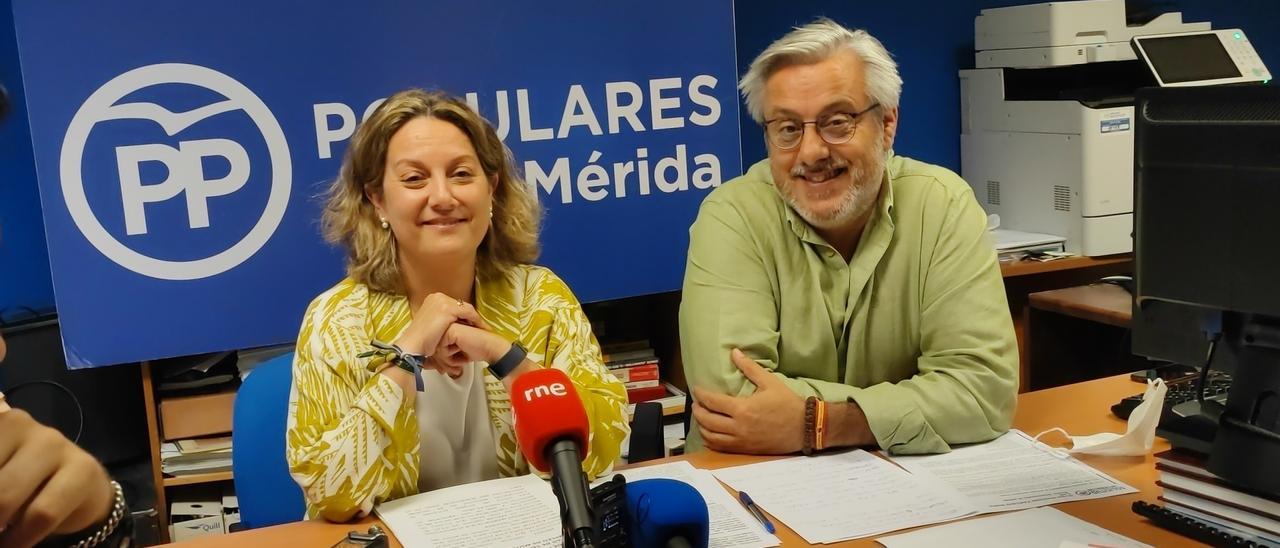 Pilar Nogales y Miguel Valdés, en rueda de prensa.
