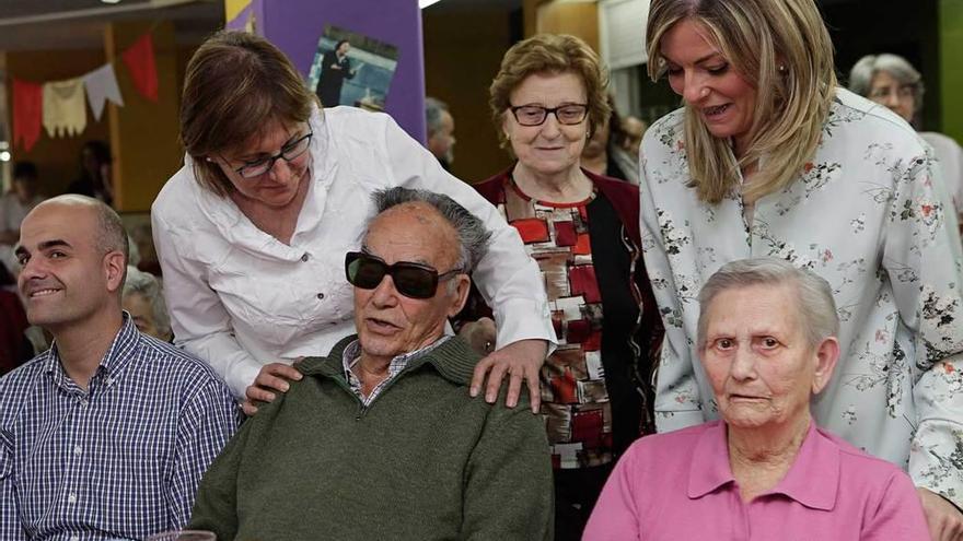 Pilar Varela, a la izquierda, y Graciela Blanco saludan a Martín Sánchez y a María Ángeles Infanzón, homenajeados este año en la Residencia Mixta.