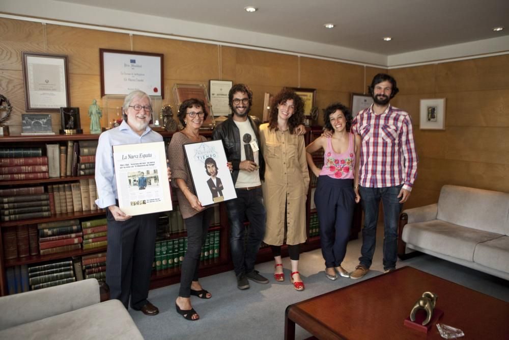 Entrega del premio Asturiano del Mes a Marc Vigil, director de la serie el 'Ministerio del tiempo'