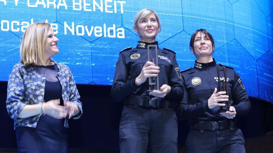 La delegada del Gobierno en la Comunidad Valenciana, Pilar Bernabé, junto a las policías locales de Novelda Inmaculada Vergara y Lara Beneit.