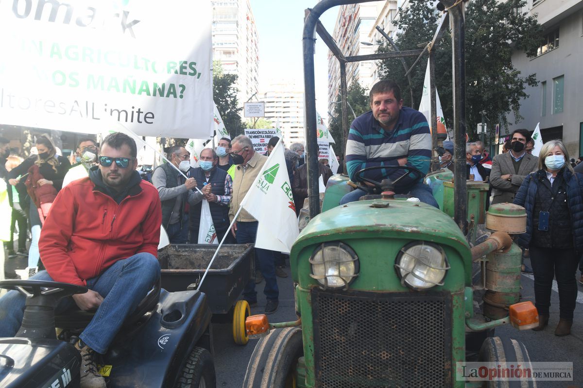 Miles de agricultores y ganaderos toman las calles de Murcia