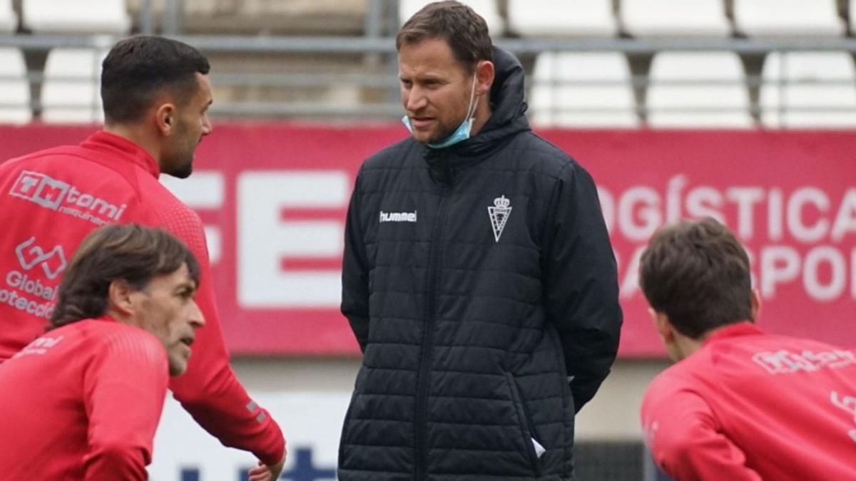 Mario Simón, reflexivo, en una sesión de entrenamiento antes del partido ante el Marchamalo.