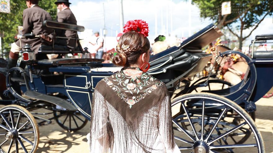 Una &#039;influencer’ cuenta el verdadero origen de la flor de flamenca en la Feria de Abril de Sevilla y se hace viral: “Eran ambientadores”