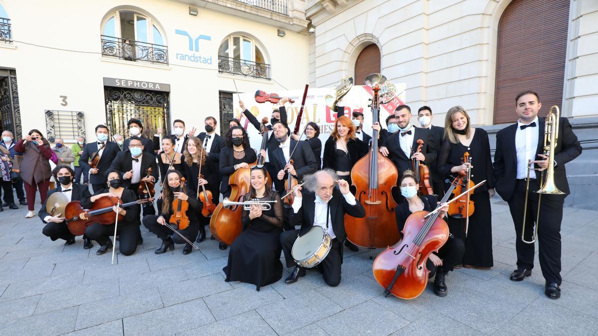 The Royal Gag Orchestra, antes de su actuación en la Plaza de España de Zaragoza.