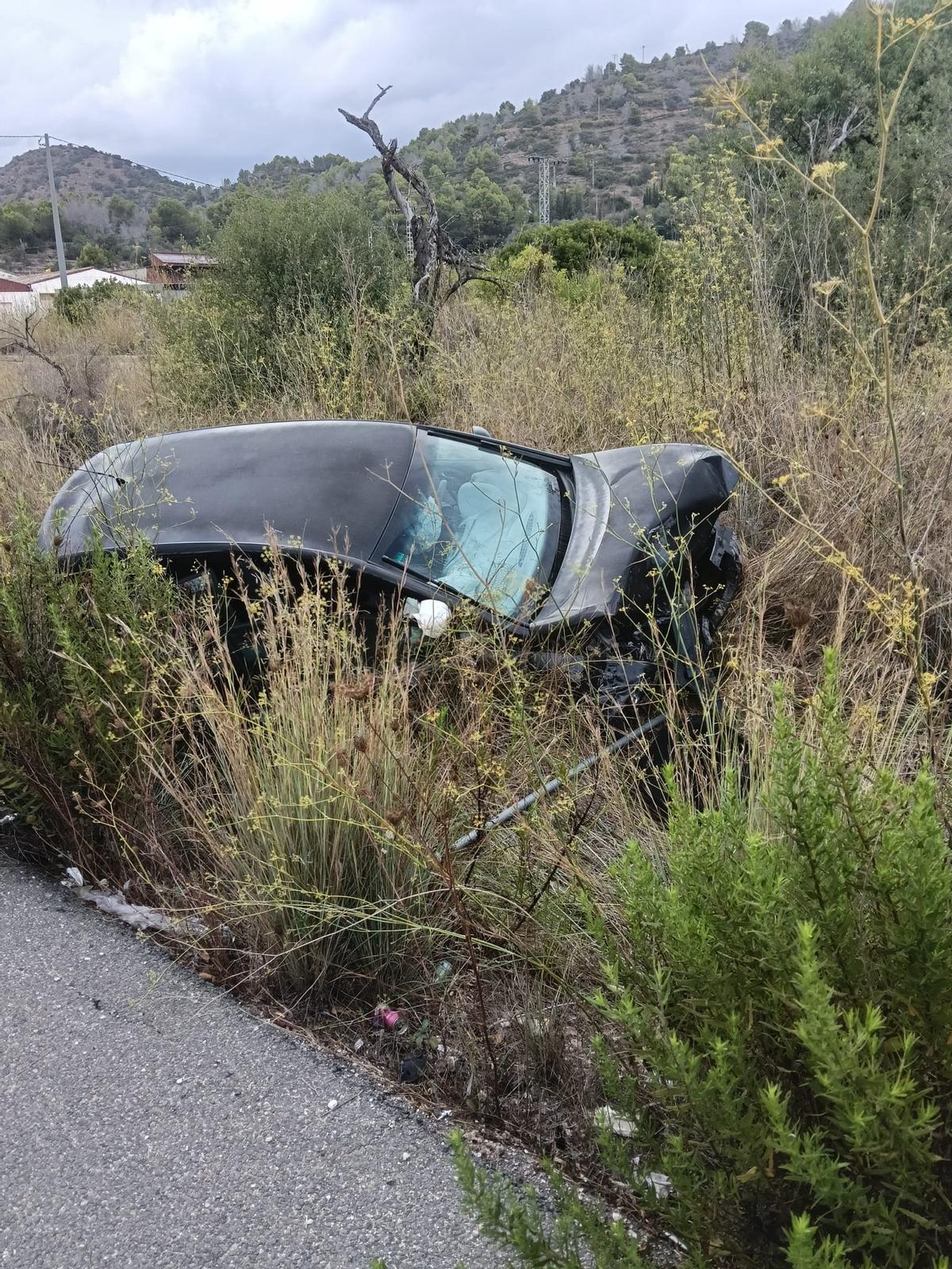El vehículo que se ha salido, tras el impacto, de la calzada y ha terminado en la maleza