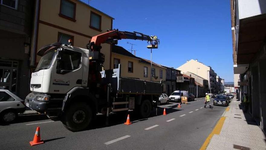 Trabajos de reposición de luminarias en la calle Monte Faro de Lalín.