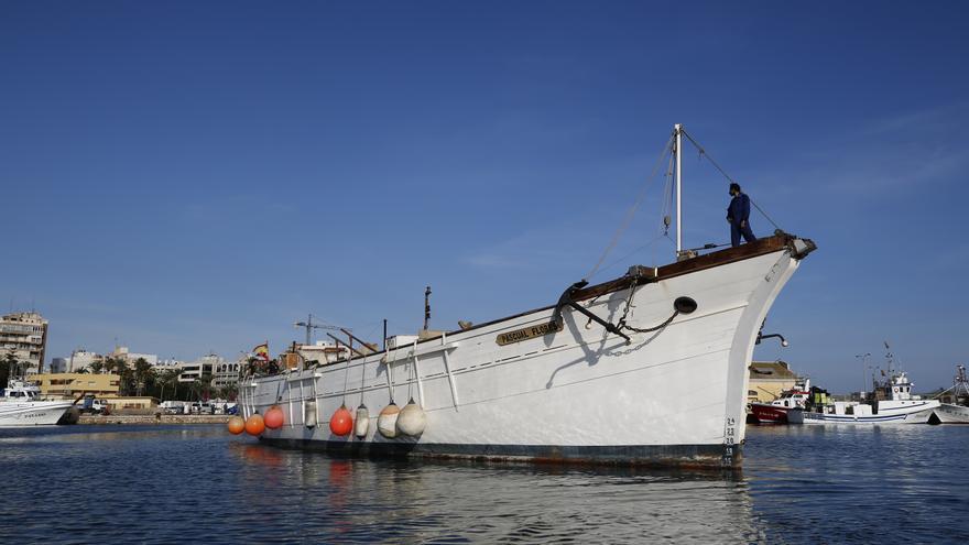 El Pascual Flores deja el puerto de Torrevieja para ser reparado por la Fundación Nao