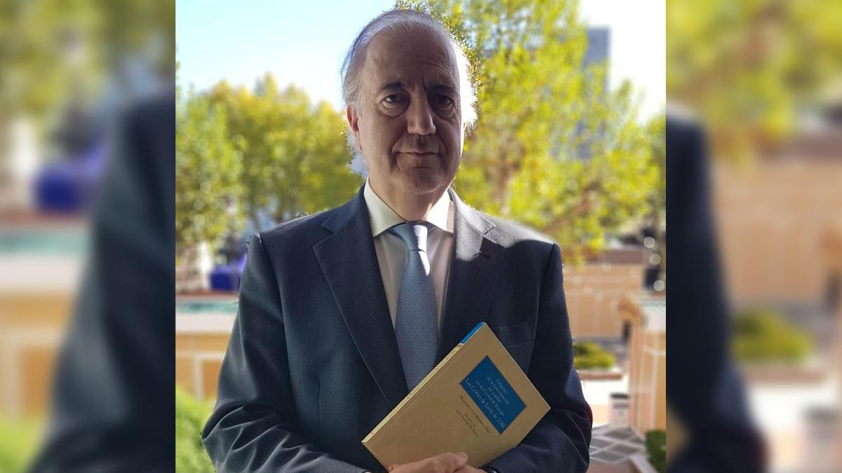 Francisco La Moneda junto a su libro ‘Orígenes de la participación del pueblo en las Cortes de Europa’.