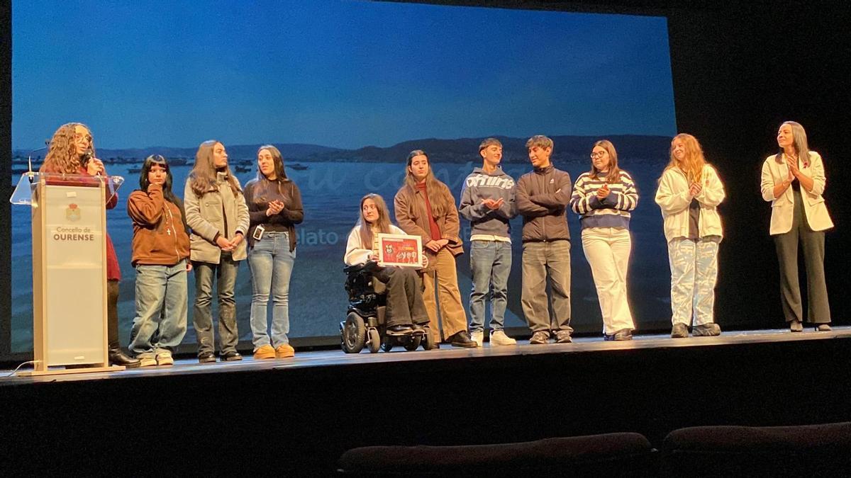 Entrega del premio al cortometraje «Estou contigo», que consiguió el primer premio.