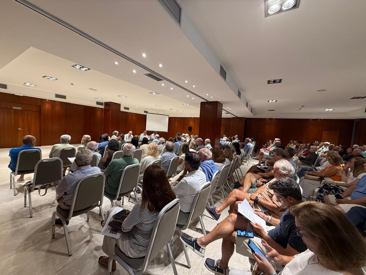 Asistentes a una reunión de propietarios celebrada la semana pasada en el hotel Isla de La Toja.