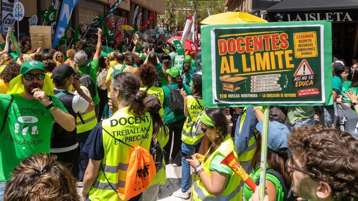 Cuarta semana de huelga: 4.000 profesores toman las calles del centro de Alicante