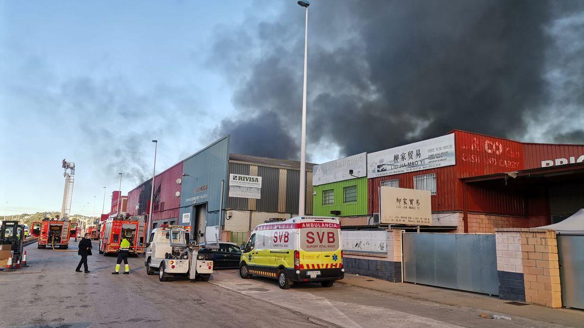 Incendio Manises | El fuego devora la nave del mayor importador de productos chinos de la Comunitat Valenciana