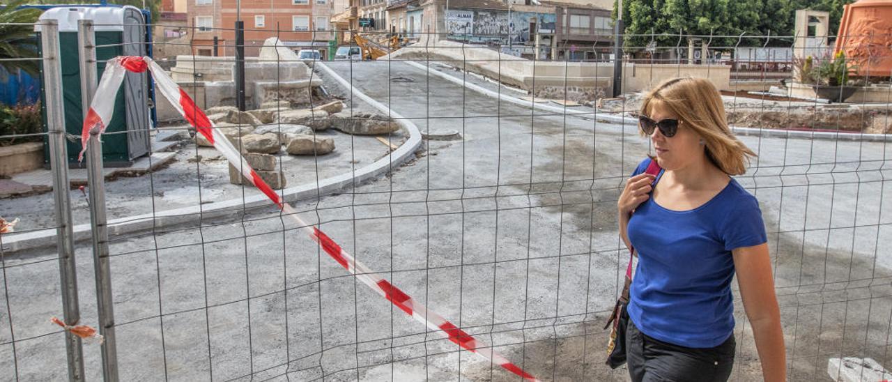 Imagen de la obra del puente paralizada.