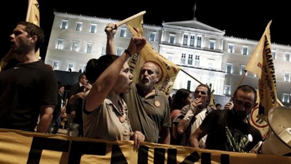 Cientos de personas se manifiestan contra las reformas y la visita de Merkel ante el Parlamento, este lunes en Atenas.