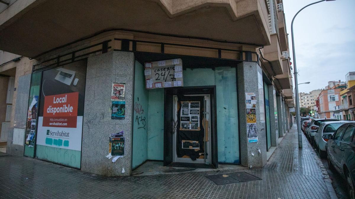 Entrada de la sucursal bancaria ocupada de la avenida Sant Ferran de Palma