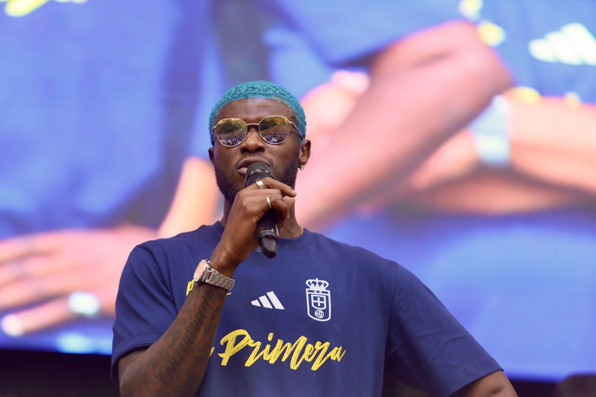 Locura azul en las calles de Oviedo para celebrar el ascenso del equipo a Primera División