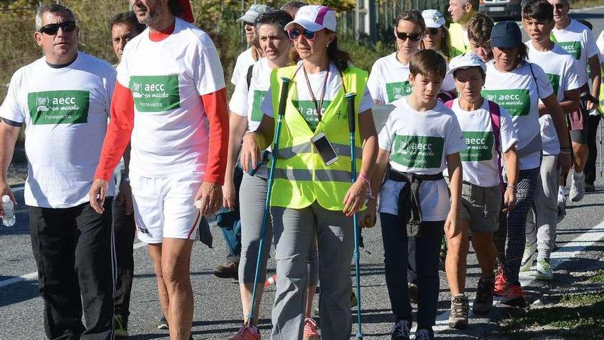 Caminantes en el puesto de avituallamiento. // R.V.