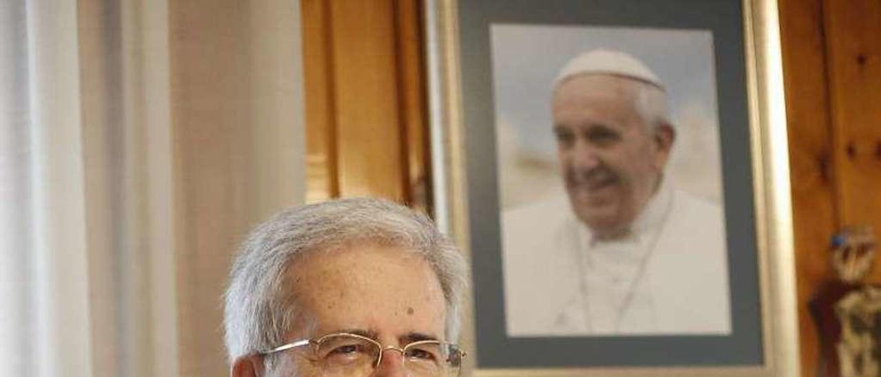 El sacerdote José Antonio González Montoto, ayer, en el despacho de la iglesia de Santo Tomás de Cantorbery.