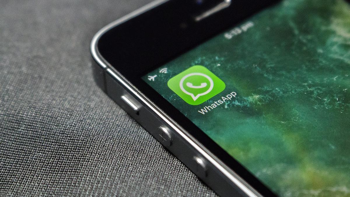 Un smartphone con WhatsApp