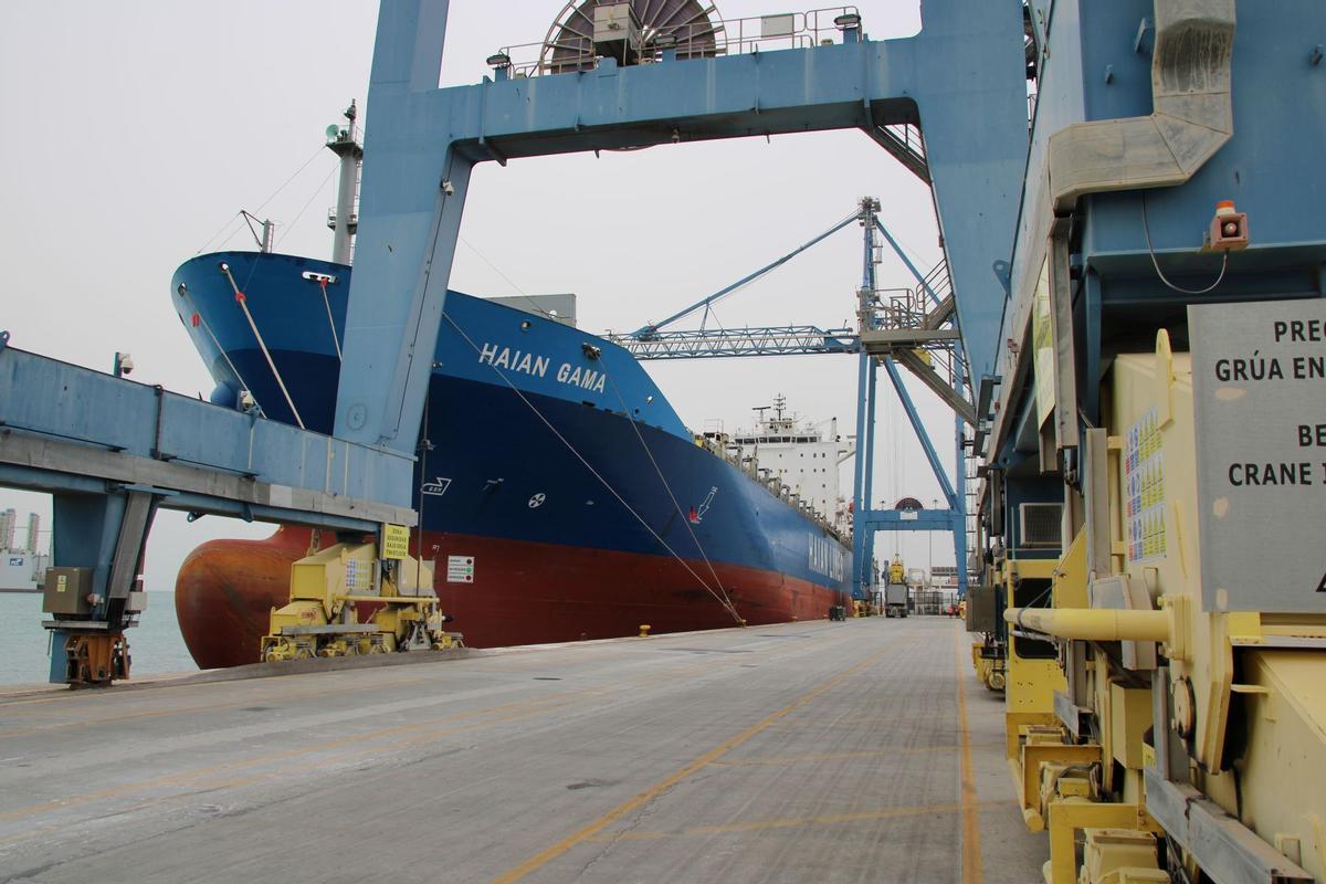 El portacontenedores,fondeado en la terminal de TMS.
