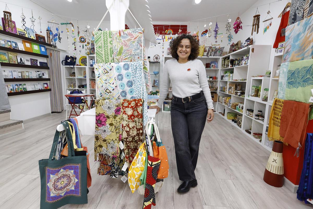 Yasmin Pineda es la responsable de la tienda de comercio justo de SI Galicia en Pontevedra.