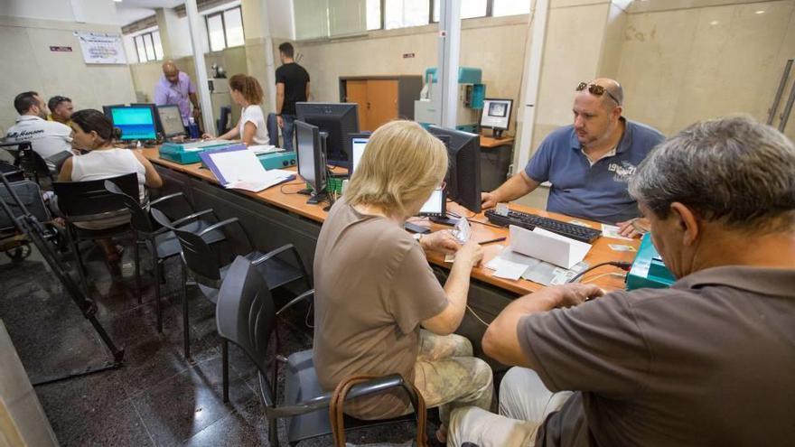 Usuarios renovando el DNI en la comisaría de Palma.