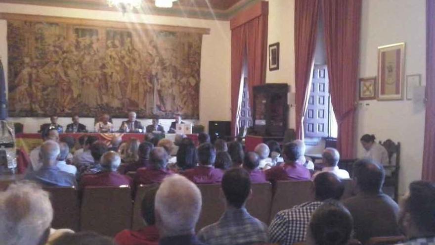 Un momento del coloquio taurino en el Ayuntamiento toresano.