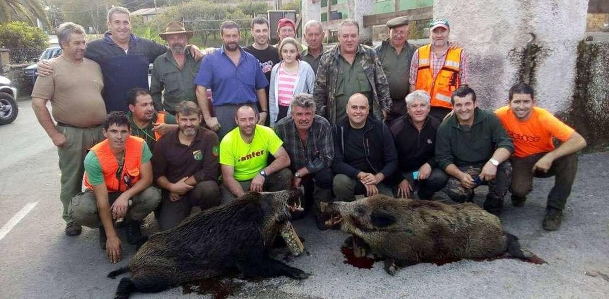 La cuadrilla de Barreras (Valdés) abatió un ejemplar de 142 kilos