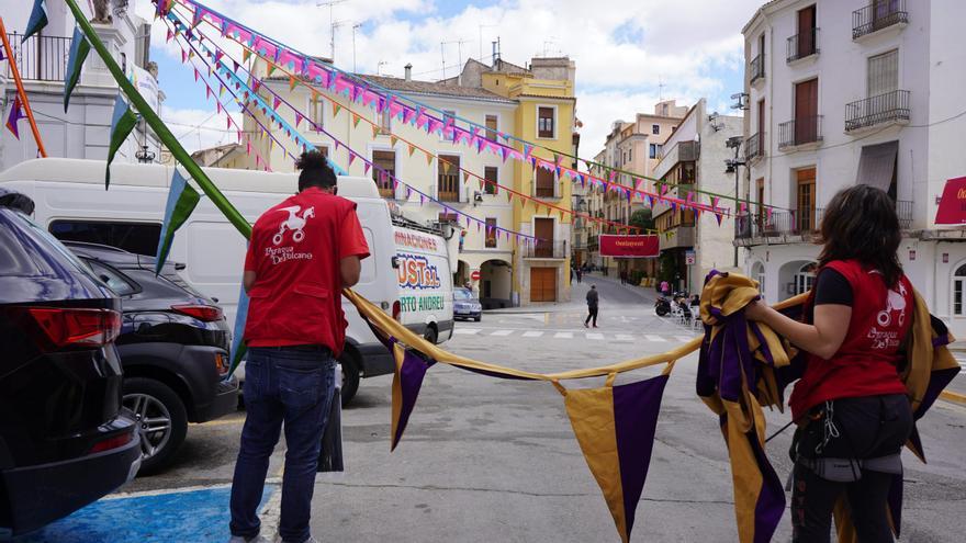 Comienza el montaje del Mercat Medieval en la plaça Major de Ontinyent