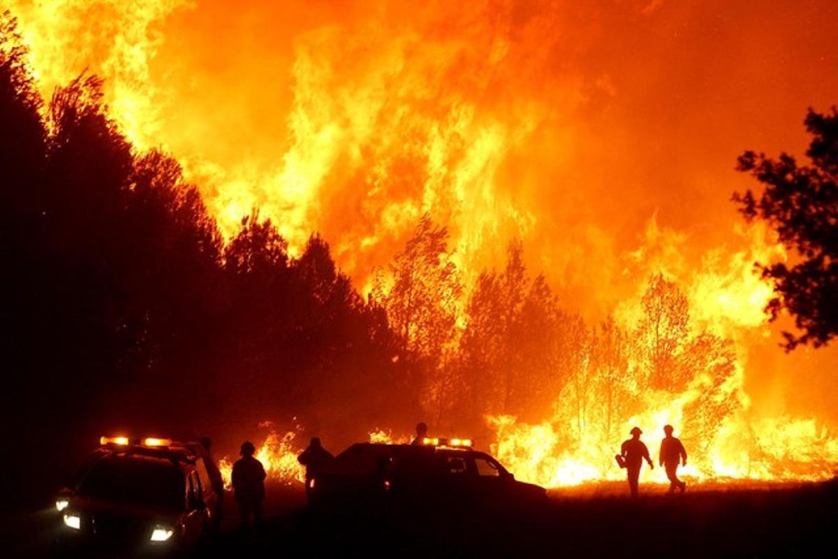 Diversos bombers s’enfronten al foc a Foixà.