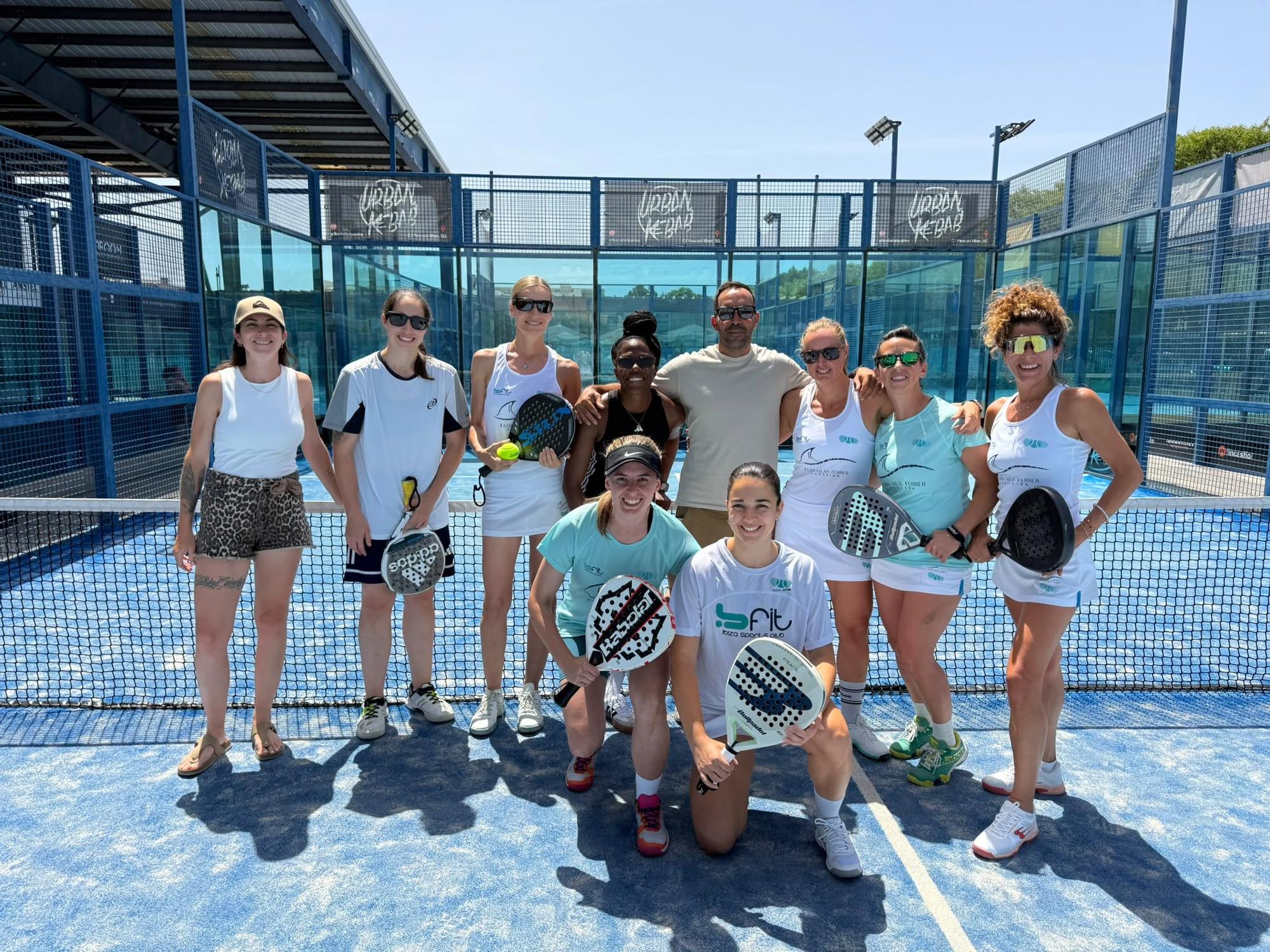 Varias integrantes del BFIT Ibiza Pádel Love junto a Ulises García