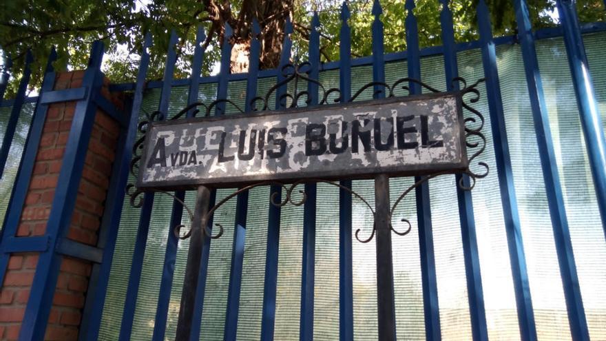 No hace falta ser ningún experto en escritura &#039;antigua&#039; para descifrar lo que hay detrás de la avenida Luis Buñuel. En concreto, con letra blanca puede adivinarse &#039;Puente de la Aurora&#039;, el lugar en el que originalmente estuvo emplazada esta señal municipal, hace unos 60 años. Mucho después, con la inauguración de la avenida Luis Buñuel, cambió de sitio y de nombre.