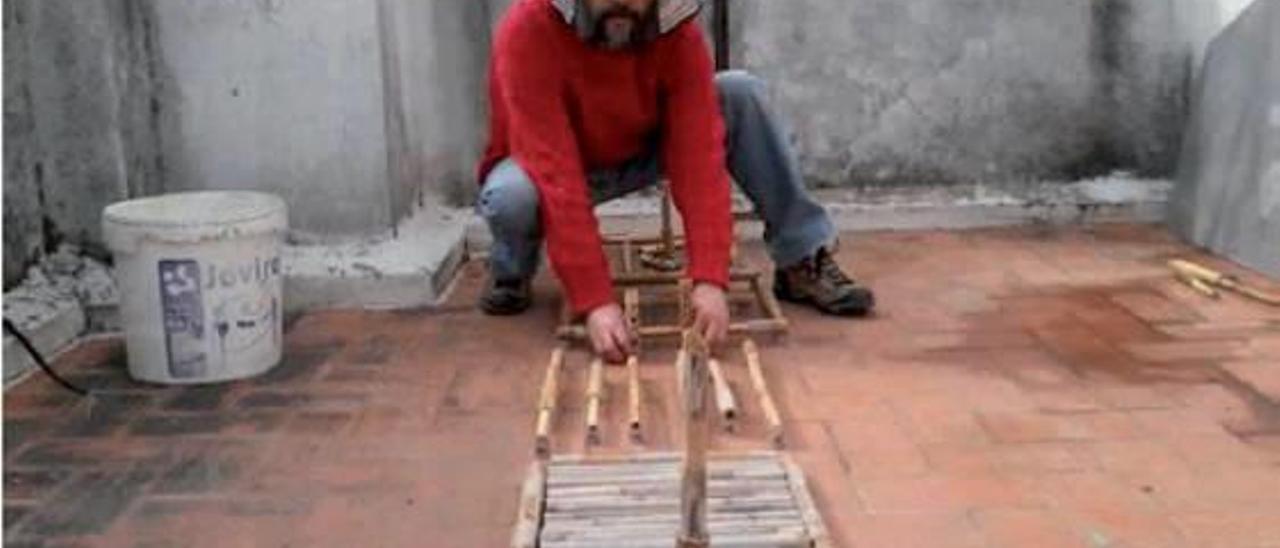 Paco Castelló trabaja con algunas de las cañas del río.