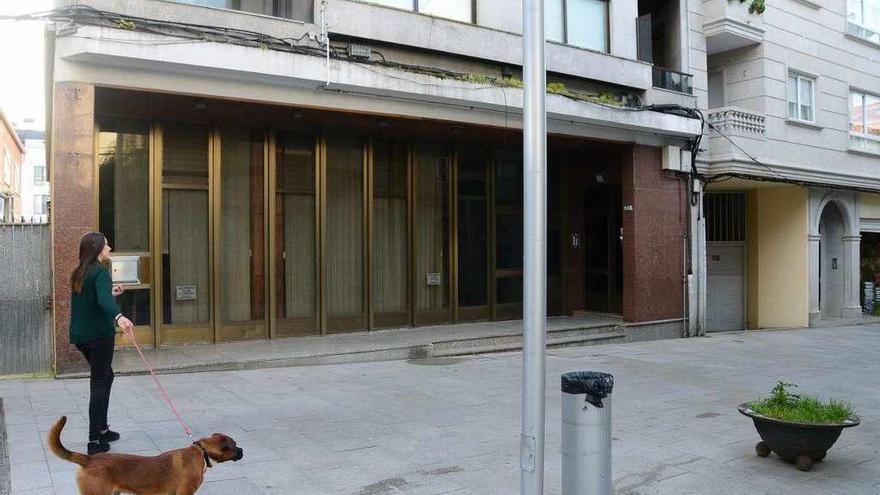 El local de la antigua sucursal de Abanca donde se ubicará el CIM y Servizos Sociais. // Gonzalo Núñez