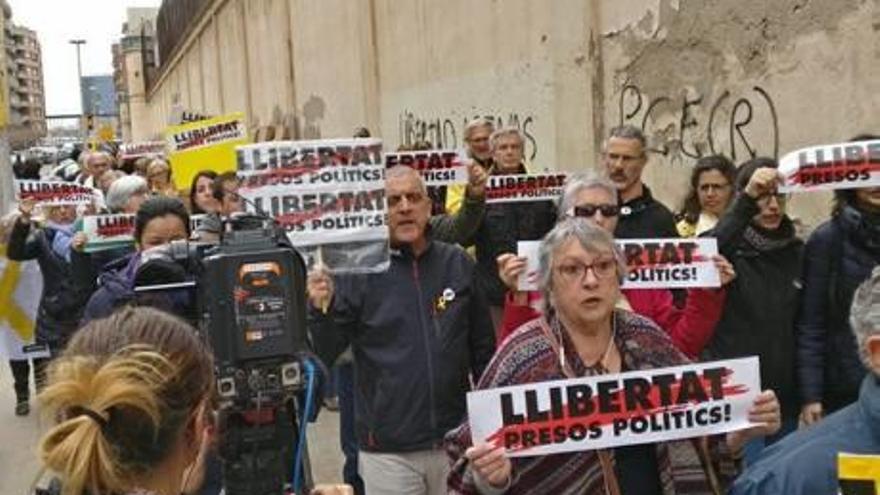 Membres del CDR de l&#039;Esquerra de l&#039;Eixample, ahir davant la Model