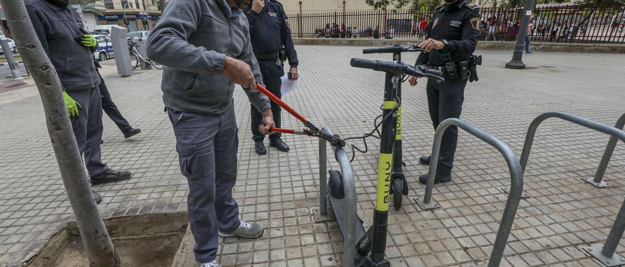 Retirada de patinetes turísticos en Elche, en febrero de 2019, al estar prohibida la actividad. | ANTONIO AMORÓS