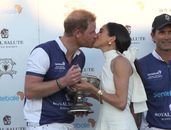 El beso de Meghan Markle y el príncipe Harry en un torneo de polo