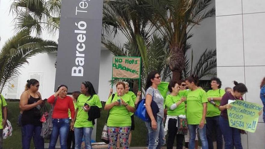 Las limpiadoras reclaman ante el hotel Barceló Teguise Beach mejorar sus condiciones laborales