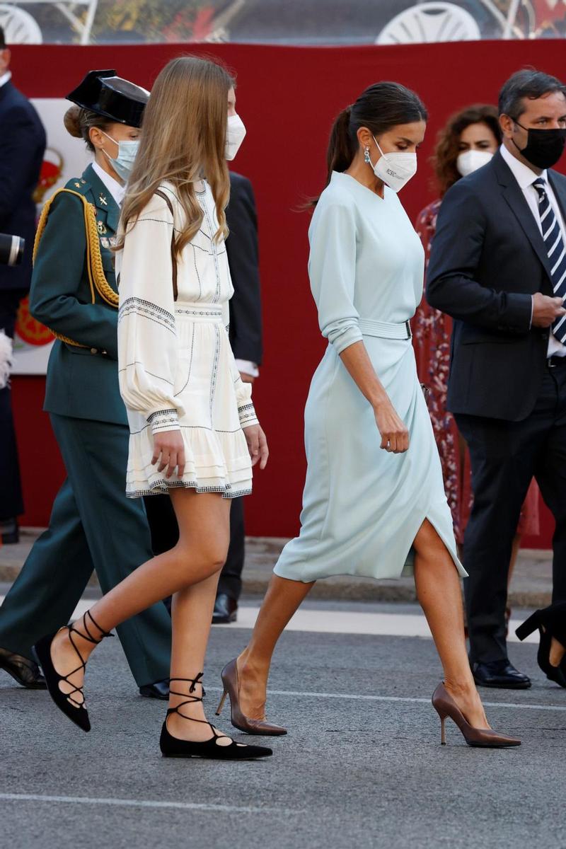 la infanta Sofía y la reina Letizia durante el desfile con motivo de la celebración del 12 de octubre.