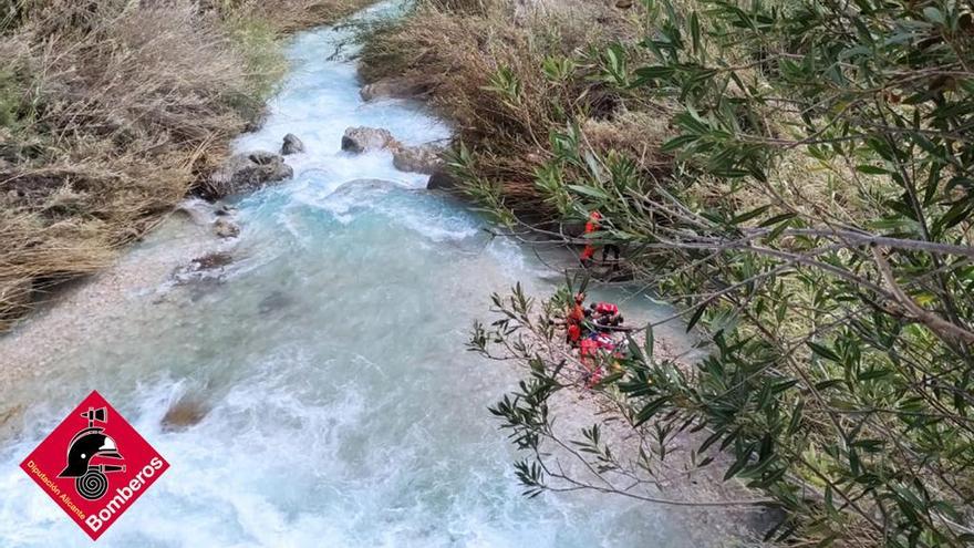 Los bomberos del Grupo Especial de Rescate de Alicante atendiendo a una de las víctimas en el barranco de Bolulla.