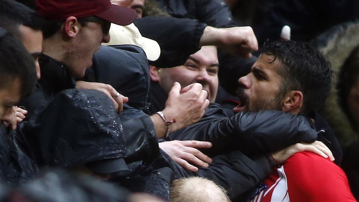 Costa celebra el gol con los aficionados, lo que le costó la segunda tarjeta amarilla