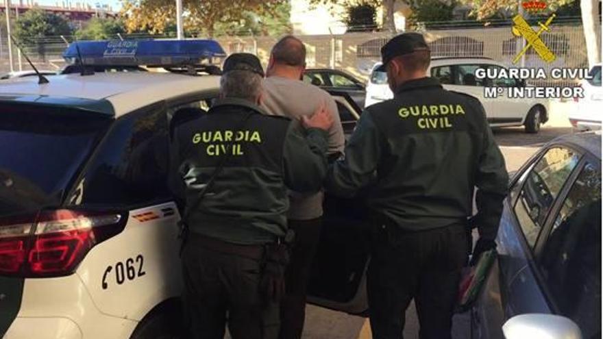 La Guardia Civil traslada al detenido en San Fulgencio.