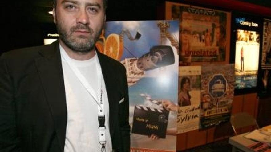 El director español, Max Lemcke, posa antes del estreno de su pelicula Casual Day en el Miami Internacional Film Festival,