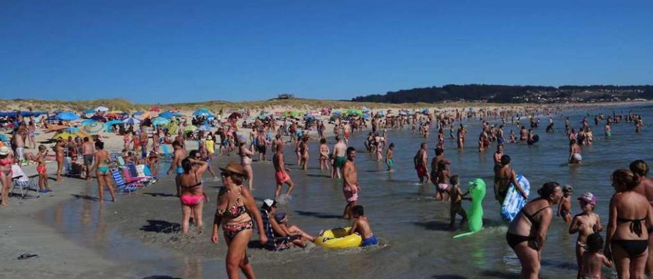 La meteorología hizo que la asistencia a playas como A Lanzada fuera masiva este verano. // Muñiz