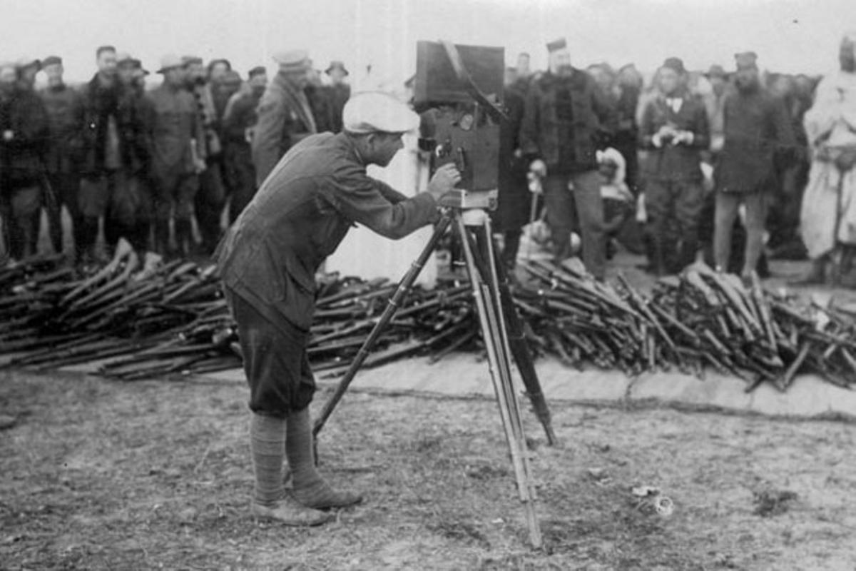 El corresponsal Josep Navarro filma la entrega de armas de los rebeldes en el zoco El Arbaa, al norte de Chauen, en 1922.