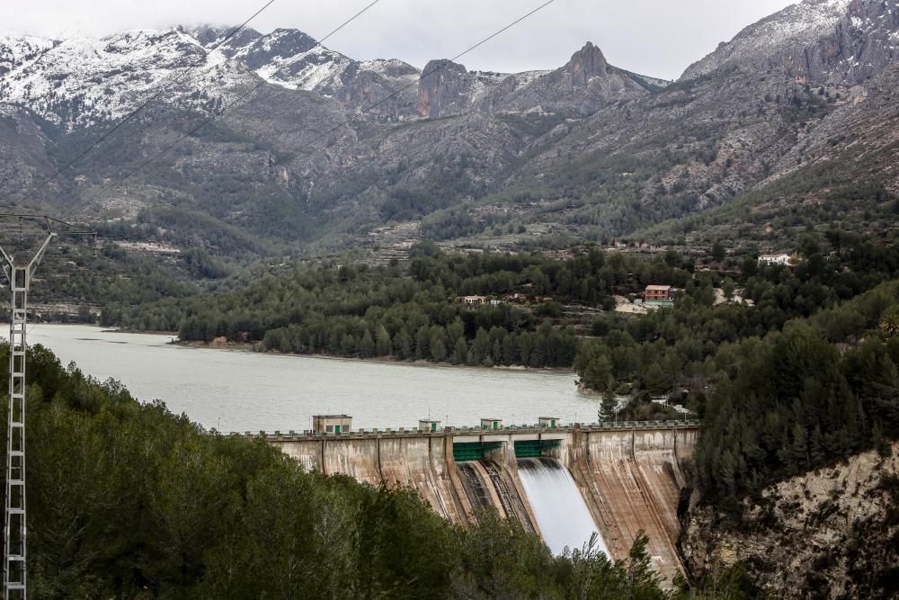 desembalse de agua en el pantano de Guadalest