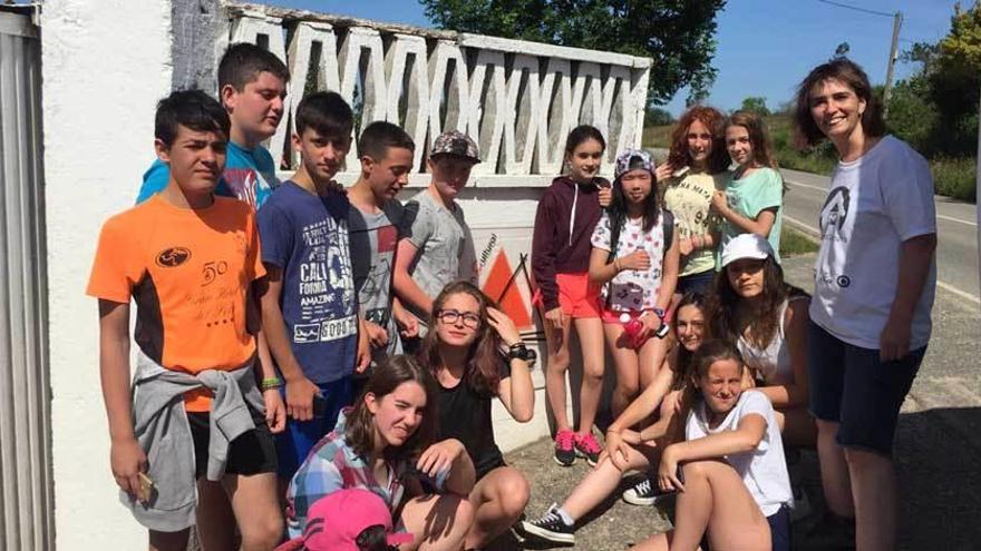 Foto de grupo de los escolares con la profesora Beatriz Moreta durante el campamento.