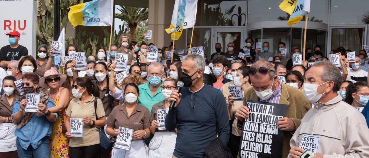 Protesta de los trabajadores de los hoteles Oliva Beach y Tres Islas el jueves, ambos con contenciosos con Costas .