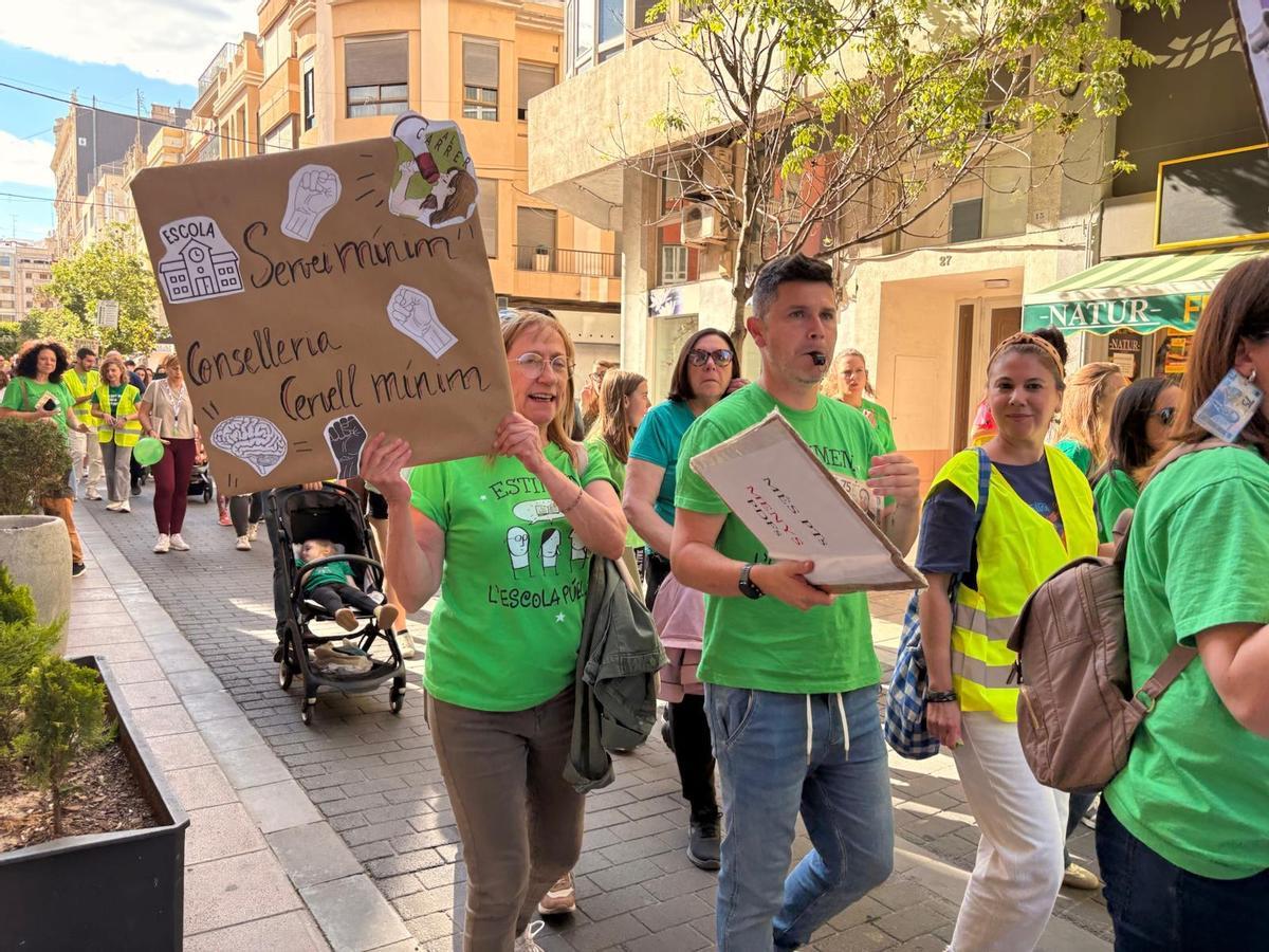 Consignas que portaban los manifestantes en la marcha de Alzira.